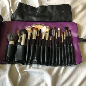 Full set of younique brushes plus carrying case
